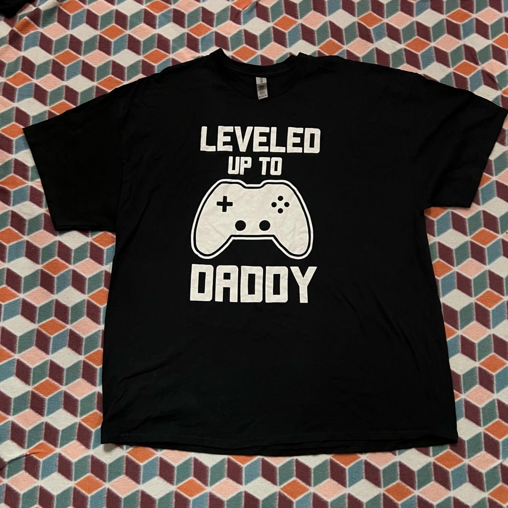 NWOT Gildan XXL "Leveled Up to Daddy" Tee - Picture 1 of 2
